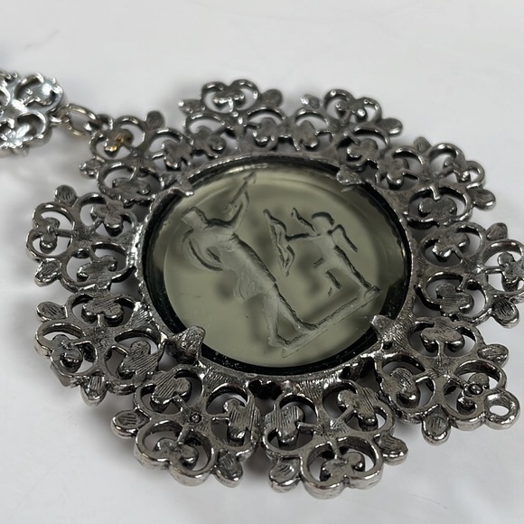 Vintage Goldette Etched Glass Medallion Necklace - Picture 6 of 13